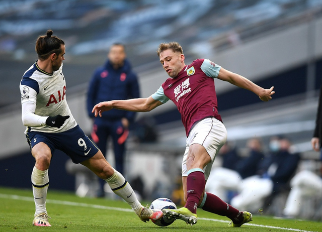 血性！韩国队球员挑衅拜合拉木，王博豪为队友出头撞倒挑事者（硬刚！韩国队员挑衅拜合拉木，王博豪挺身而出一撞放倒挑衅者）