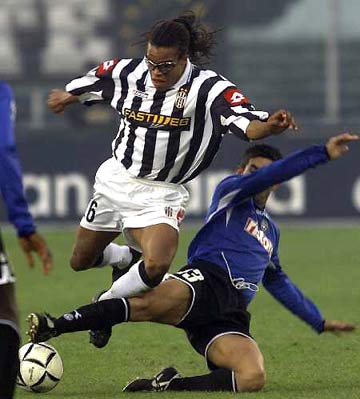 曼联发布赛前预热海报：芒特帅气出镜（曼联官宣赛前海报：芒特帅气亮相）