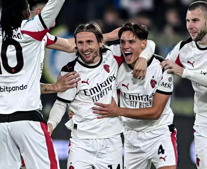 苏炳添经典的“回头望月”和一黄战七黑（苏炳添经典“回头望月”，一人挑战群雄）