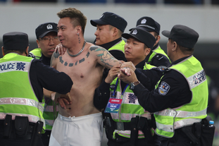 马刺后场连线表现亮眼（马刺后场组合发挥出色）