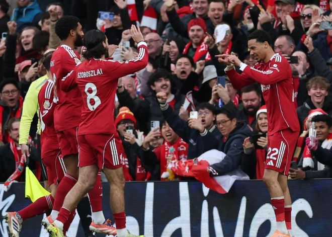 曼联因巴塞罗那关注而面临挑战，加布里埃尔被多家俱乐部关注，但曼联尽力留住他。（巴塞罗那关注加剧曼联压力：加布里埃尔成多队目标，曼联全力挽留）