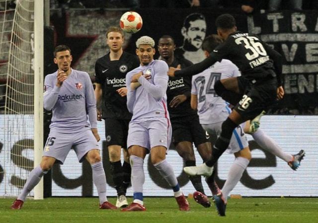 从手足无措到游刃有余，齐达内在公园学着踢毽子（齐达内在公园学踢毽子：从笨拙到娴熟）