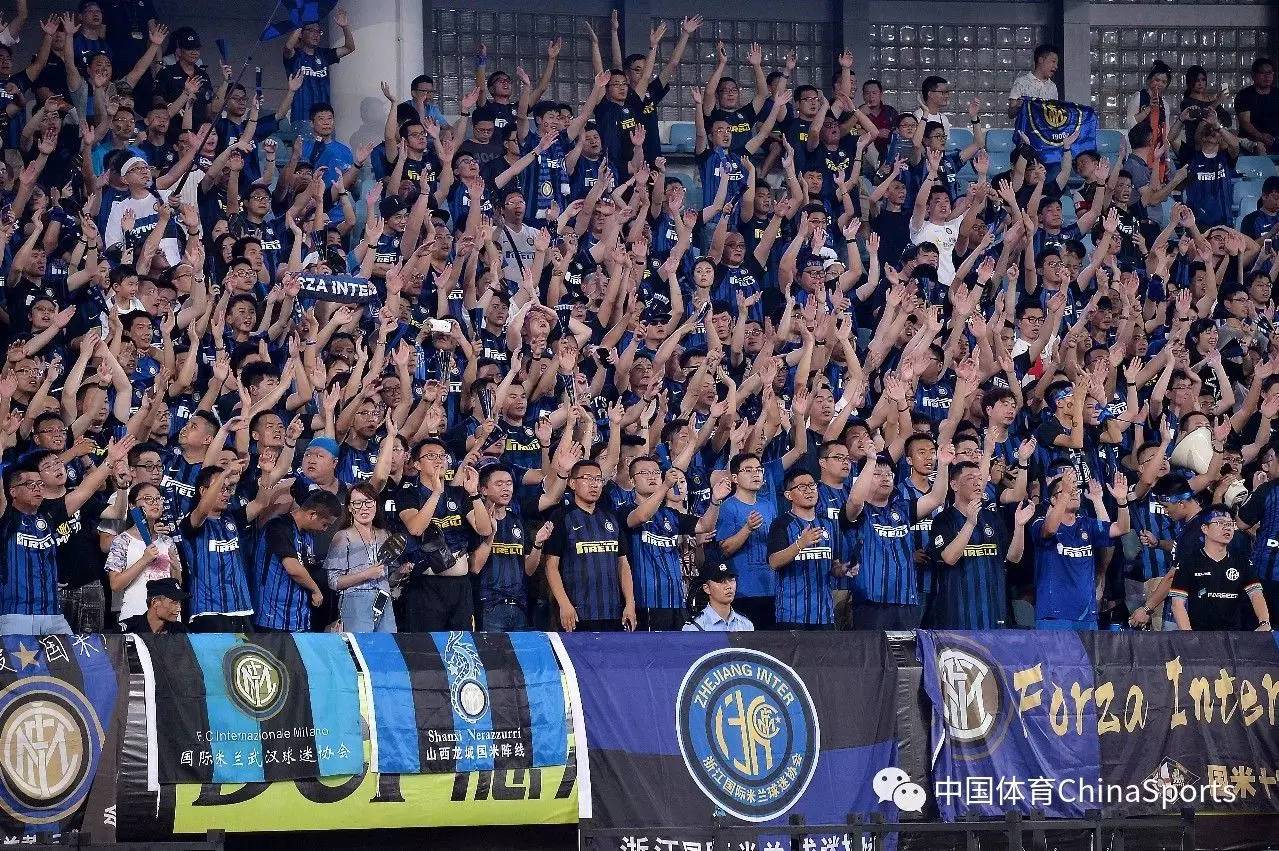 纪念去世的朋友，雅克松的打底衫上写着“安息吧，我的兄弟”（悼念亡友，雅克松穿印有“安息吧，我的兄弟”的打底衫）