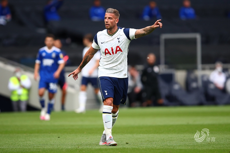 从手足无措到游刃有余，齐达内在公园学着踢毽子（齐达内公园踢毽子：从生疏到娴熟）